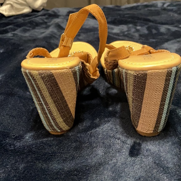 beige brown wedge sandals - Picture 3 of 3